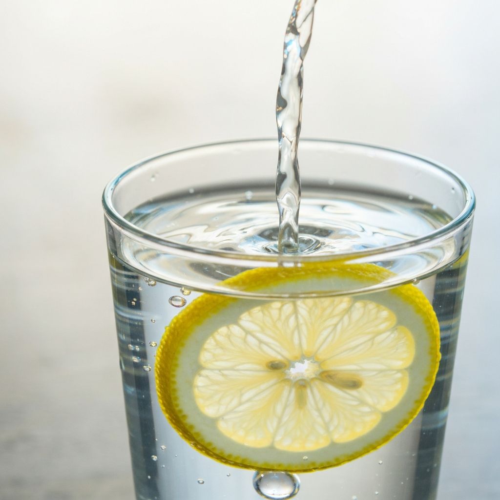 Air jernih dan tetes air yang mewakili hidrasi